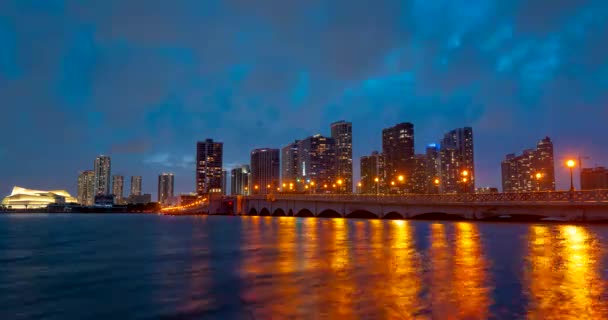 Маямі, панорама часу. Нічне небо темпес на пляжі Маямі. Часовий прохід хмарочосів.. — стокове відео