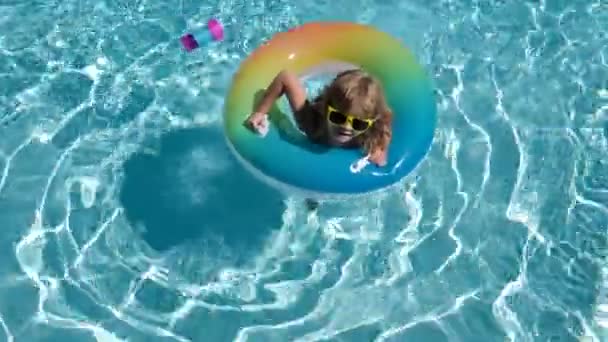 Feliz niño jugando en la piscina. Vacaciones de verano para niños. — Vídeos de Stock