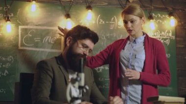 Öğretmen ve üniversite öğrencisi sınıfta. Üniversitede ödev yapmayı düşünen bir kız öğrenci. Profesör öğretmenlik konsepti. Okul matematik dersleri. Öğretmenler çifti.