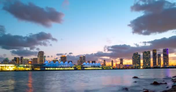 Маямі, панорама часу. Спалах часу, коли сходить сонце на міфічному небі, і хмари рухаються з віддзеркалюванням водяних брил. Нічне небо темпес на пляжі Маямі. День у ніч руйнує місто.. — стокове відео