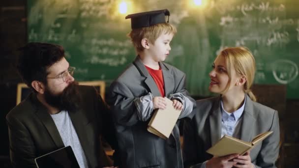 La educación en casa de la familia feliz. Enseñanza a distancia. Lindo chico en la escuela primaria. — Vídeo de stock