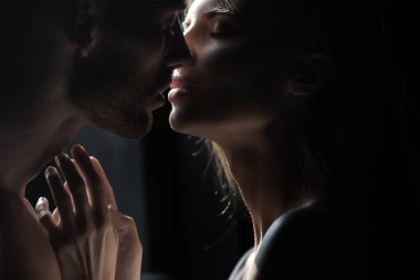 Birbirini kucaklayan, romantizm ve şefkat dolu genç ve güzel bir çiftin yüzünü kapayın. Şehvetli çift öpücüğü. Ben de seni seviyorum. Romantik ve aşk.