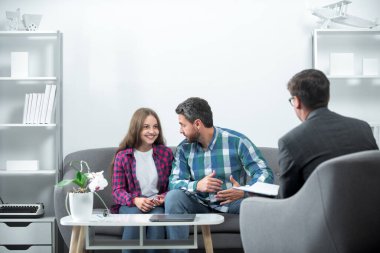 Baba ve kız, aile içi sorunları aile psikologu ile tartışıyor. Psikologla aile sorunları tartışması. Ebeveynlik çatışmaları, çocuk krizleri.