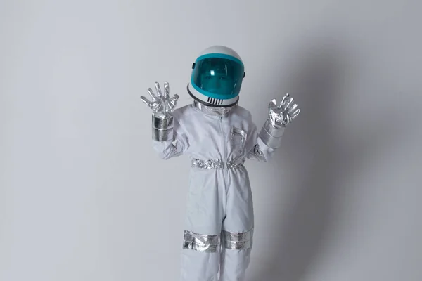Enfant garçon s'imagine être un astronaute dans un casque spatial. Concept de réussite, de création et de démarrage. — Photo