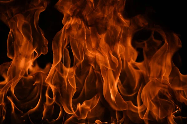 Fogo chama chamas no fundo preto. Queima de fogo chama isolada, textura abstrata. Explosão em chamas com efeito ardente. Papel de parede fogo, padrão de arte abstrata. — Fotografia de Stock