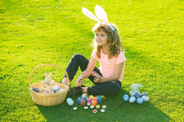 Glad påsk kanin barn pojke. Vårbarnens semesterkoncept. Söt liten pojke, påsk kanin barn vår utomhus. — Stockfoto