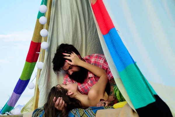 Casal romântico acampar e beijar na tenda no dia de verão. Sensual casal sexy no piquenique, camping estilo de vida com a namorada. — Fotografia de Stock