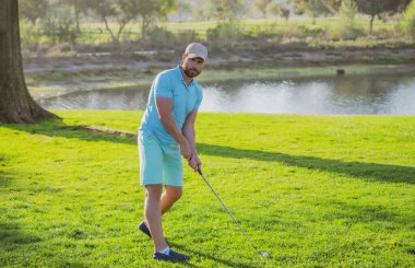 Golf sahasında profesyonel bir golfçü. Golfçü atış yapıyor..