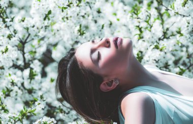 Baharı hisseden güzel kız. Bahar güneşli gün.