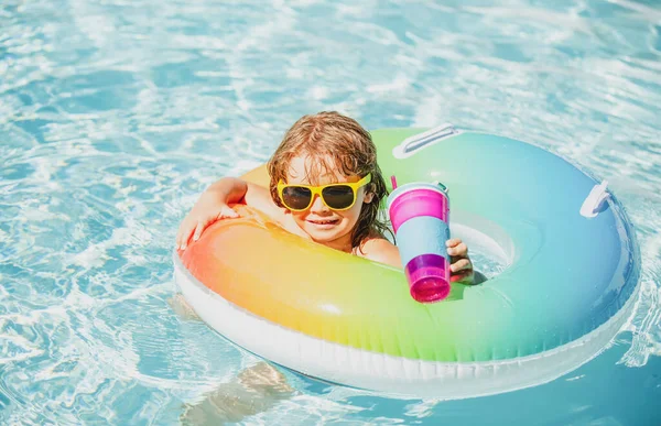 Vacances d'été. Week-end enfant d'été. Garçon dans la piscine. Enfant à Aquapark. Garçon drôle sur le cercle en caoutchouc gonflable. — Photo