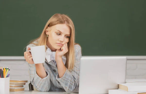 Portret van vrouwelijke universitaire student studie les, het drinken van koffie of thee op school of universiteit. — Stockfoto