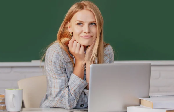 Estudiante de clase en clase en la escuela secundaria o la universidad. Creativo joven sonriente estudiante utilizando el ordenador portátil. — Foto de Stock