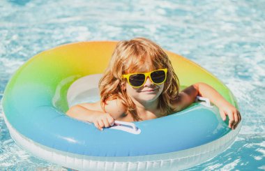 Çocuklar yaz tatili. Yaz tatili. Havuzdaki çocuk. Aquapark 'taki çocuk. Şişirilebilir lastik çemberdeki mutlu çocuk..