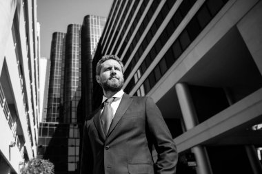 Lüks bir açık uzay iş merkezinde yönetici. Dışarıda başarılı bir iş adamı..