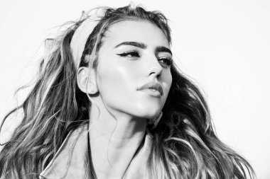 Doğal makyaj ve cilt bakımı. Güneşli bir portre. Moda, dışarıda güzel bir kadın. Güzellik ve özen.