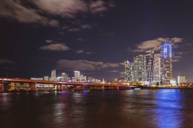 Miami gecesi. Florida mı? Şehir manzarası. Şehir merkezindeki gökdelenler. ABD.