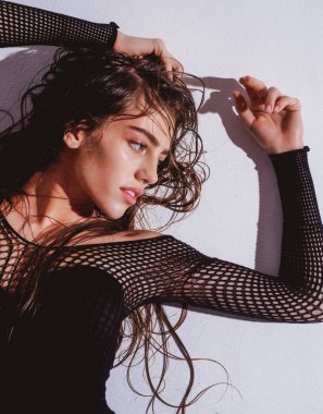 Stüdyoda güzel bir kadın portresi var. Temiz tenli, doğal makyajlı güzel bir kız..