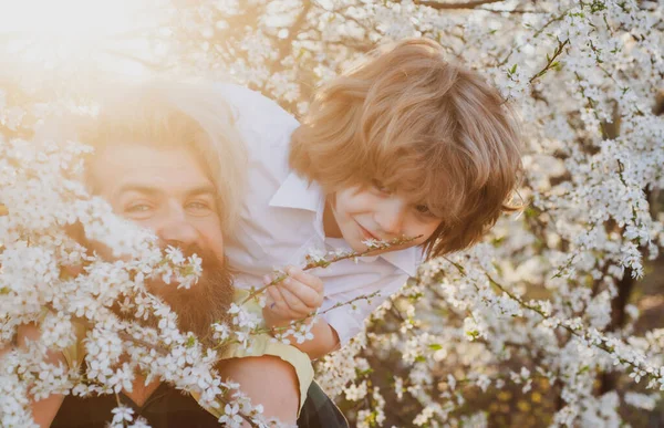 Jarní šťastná rodina venku. Dítě s tátou v letním parku. Jízda na rameni. Letní příroda. — Stock fotografie