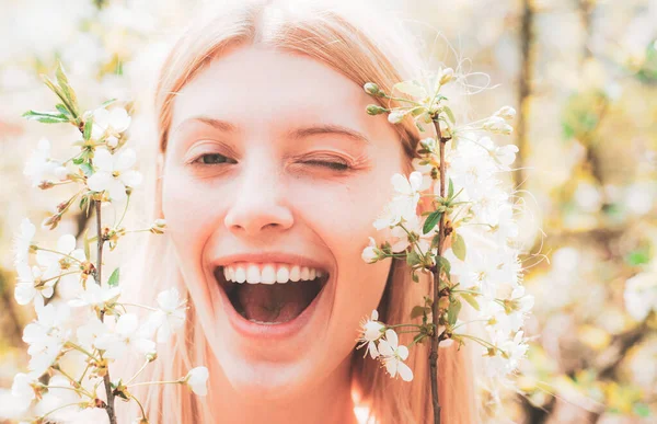 女性の日、 8行進。春の花のパターンにブロンドの女性の面白い肖像画。閉じろ!. — ストック写真