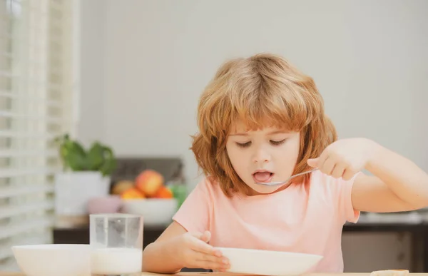 Kind dat thuis gezond voedsel eet. Baby eet soep met lepel. — Stockfoto