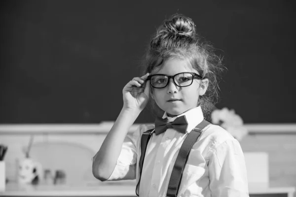 Rapariga nerd engraçada. Retrato de close-up da menina merd em óculos na sala de aula dentro de casa. Cara de menina da escola engraçada. De volta à escola. — Fotografia de Stock