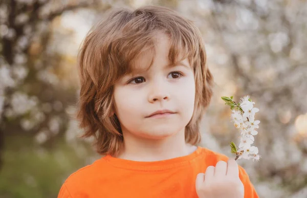 Rapaz da Primavera. Criança no parque florescente. Infância feliz e adaptação infantil. — Fotografia de Stock