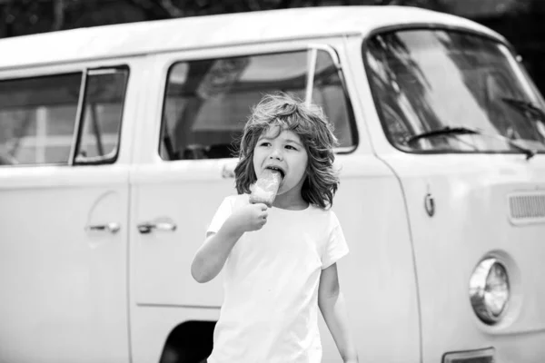 Gelato per bambini. Close up ritratto europeo ragazzo witn bambino gelato. — Foto Stock