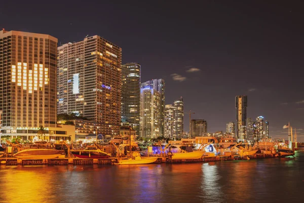 Florida Miami Skyline Stadt. Hochhäuser in der Nacht. USA. — Stockfoto