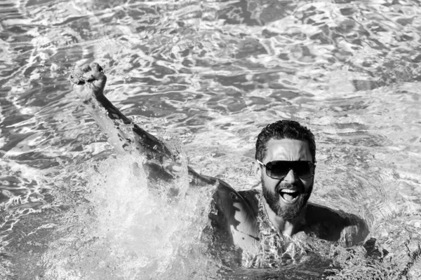 Levenswinnaar. Knappe man in het zwembad. Zwembadfeest. Zomer resort. — Stockfoto
