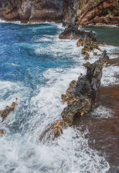 Costa marina con scogliere rocciose. Acqua blu e grandi pietre sulla riva del mare. Rocce sulla costa, sfondo estivo. — Foto Stock