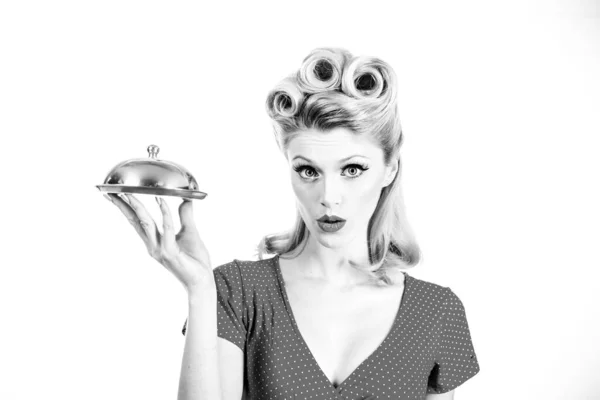 Camarero de catering. Pinup chica con bandeja de servicio. Concepto de menú restaurante. —  Fotos de Stock