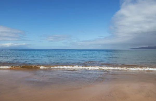 Vue sur la mer, fond nature. Plage azur avec et eau claire de l'océan à la journée ensoleillée. — Photo