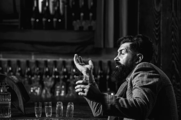 Portret pijanego człowieka z kieliszkiem koniaku w pubie. — Zdjęcie stockowe