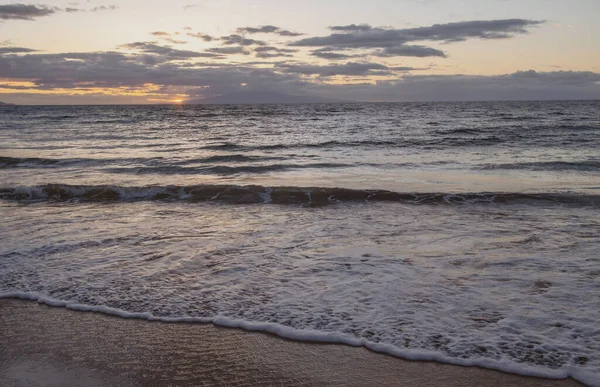 Zomervakantie aan een tropisch strand. Paradijs strand met zand en helder water van de zee. Oceaan strand achtergrond. — Stockfoto