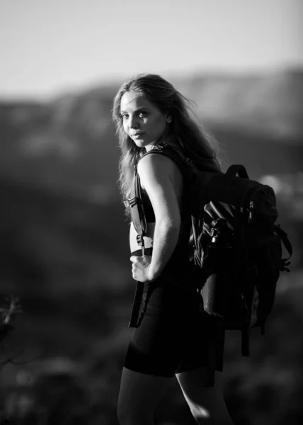 Žena cestující se dívá na sopku Batur. Indonésie. Žena turistka s batohem v horách. Děvče na kopci na panoramatickém místě. Backpacking cestovní ruch koncept. — Stock fotografie