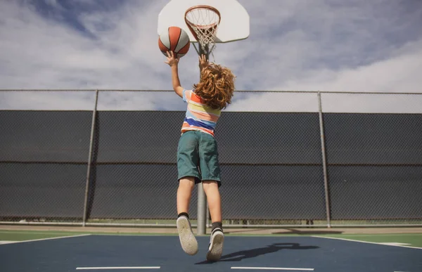 Basketbalový hráč. Sport pro děti. Hobby, aktivní životní styl, sportovní aktivita pro dítě. — Stock fotografie