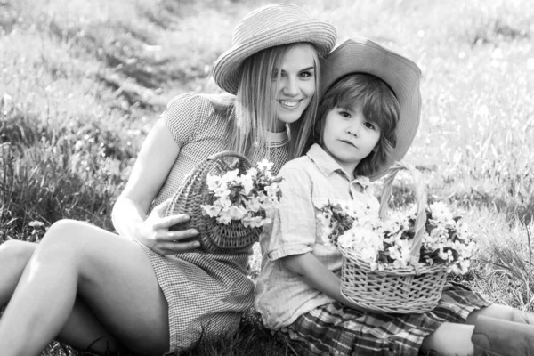 Feliz día de la madre con su hijo en el picnic. Familia mamá con niño sentado en la hierba en el parque. —  Fotos de Stock