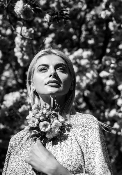 Flicka in i blommar körsbär sakura. Utomhus porträtt av vackra sensuella mode flickor poserar nära blommande träd med rosa blommor. — Stockfoto