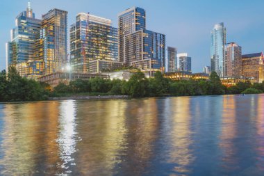 Austin, Teksas, ABD Colorado Nehri üzerinde ufuk çizgisi.