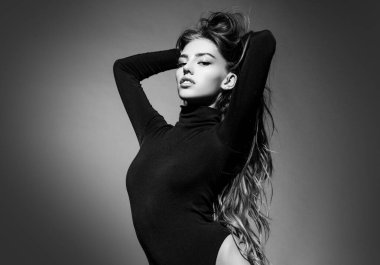 Romantik baştan çıkarıcı kızla flört etmek. Güzel, seksi, şehvetli genç bir kadın..