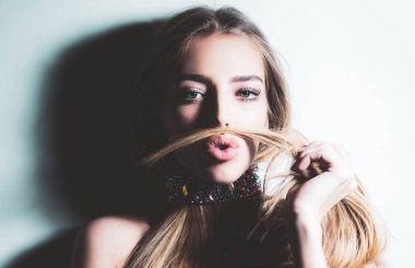 Komik kız saçlarıyla bıyık yapıyor. Güzel kız, güzel sarışın kadın saçı. Uzun saçlı alımlı kadın. Güzel baştan çıkarıcı kadının portresi..