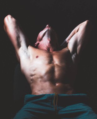 Kaslı üstsüz erkek model. Güçlü adam mükemmel çıplak vücudunu gösteriyor. Çıplak gövde. Genç ve çıplak adamın moda portresi..