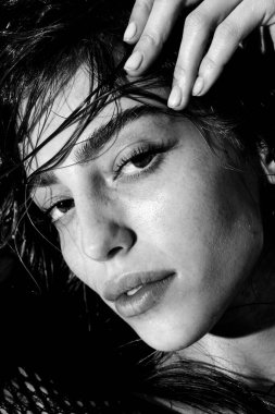 Güzel, zarif bir kadının stüdyo portresi. Yüksek model..