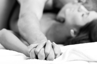 Tutkulu çift seksi. Yatakta öpüşen çift. Genç aşıklar. Kamasutra pozisyonları. Erotik anlar. Şehvetli baştan çıkarıcı arzu..