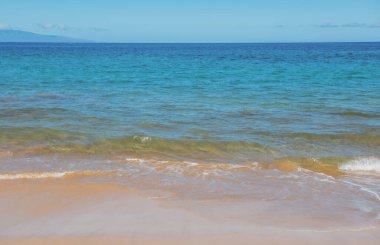 Plaj ve tropikal deniz. Renkli okyanus plajı. Berrak turkuaz su manzarası, Maldivler veya Hawaii.