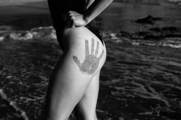 Sexy summer woman butt. Girl buttocks in swimsuit. Summer beach. Sandy woman buttocks on the hawaii beach background. Sexy summer woman body. Vacation at Paradise. Ocean beach. Relax and travel. — Φωτογραφία Αρχείου