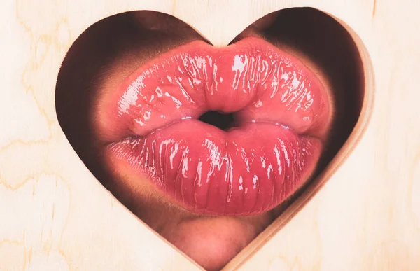 Lippen in Herzform. Valentinstag Konzept. Mädchenkuss. Weibliche Lippen küssen sich. Natürliche Schönheitspflege. Sinnliche Frauenmünder. Rote Lippe mit glänzendem Lipgloss. — Stockfoto