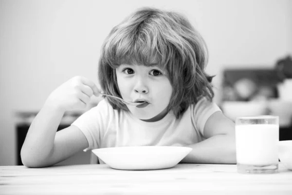 Jedzenie i picie dla dzieci. Dziecko jedzące zdrowe jedzenie. słodkie mały chłopiec mając zupa dla lunch. — Zdjęcie stockowe