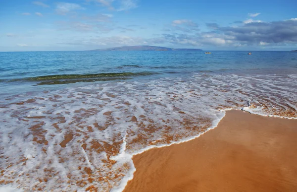 Liburan musim panas di pantai tropis. Pantai surga dengan pasir dan air laut yang jernih. Latar belakang pantai laut. — Stok Foto