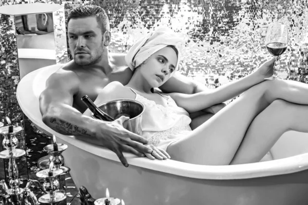 Сексуальная пара в ванной. Красивый мужчина с голым туловищем. Сексуальный парень с девушкой в ванной. Гламурные люди, отношения влюбленных. — стоковое фото